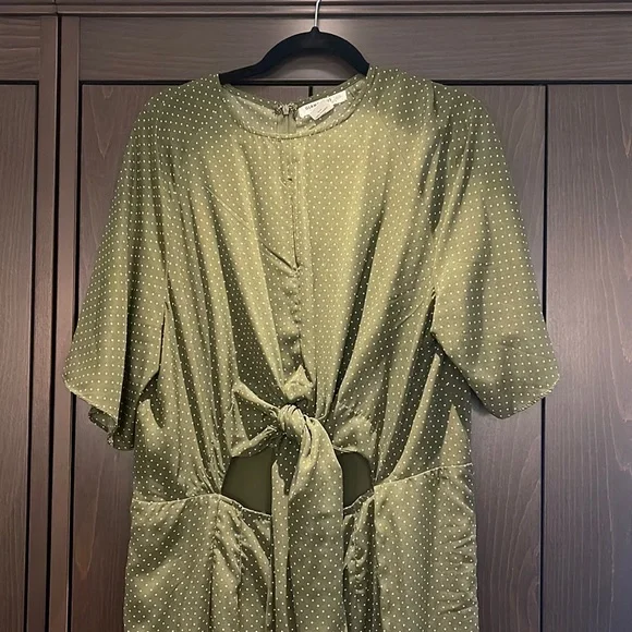 GORGEOUS TALL relaxed jumpsuit with tie front in a green with polka dots in US14 - Picture 4 of 10